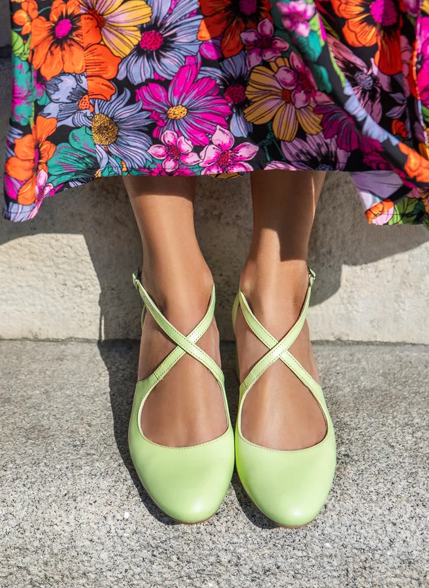 czółenka z paskiem na niskim obcasie - skóra naturalna - model 393